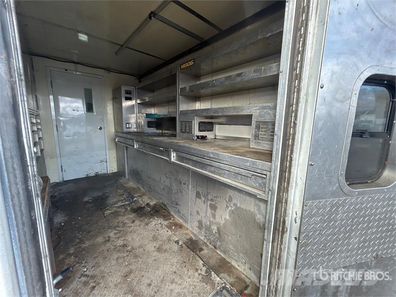 International 4300 SBA Vieglais kravas automobilis/izkraušana no sāniem