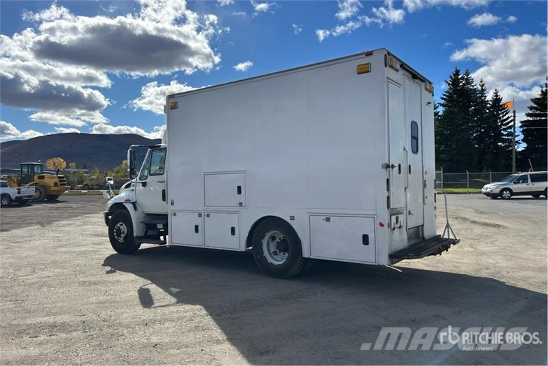 International 4300 SBA Vieglais kravas automobilis/izkraušana no sāniem
