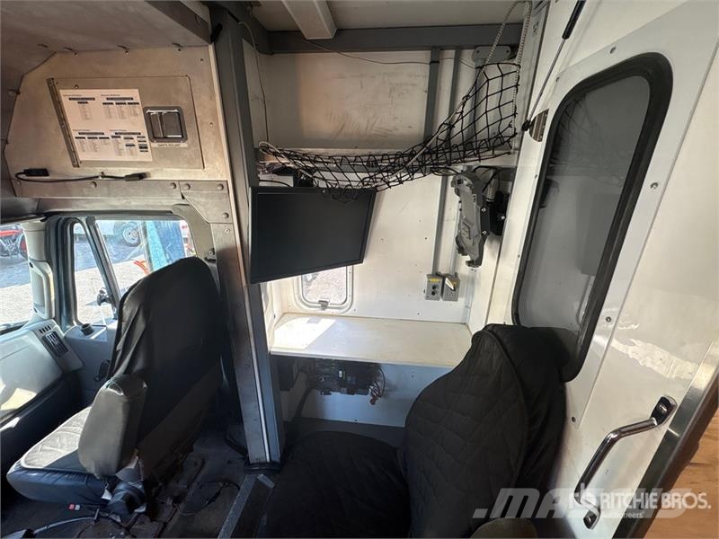 International 4300 SBA Flakbilar/Pickuper