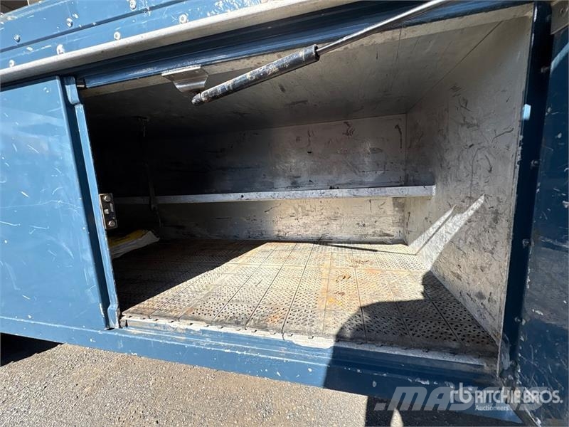 International 4300 SBA Flakbilar/Pickuper