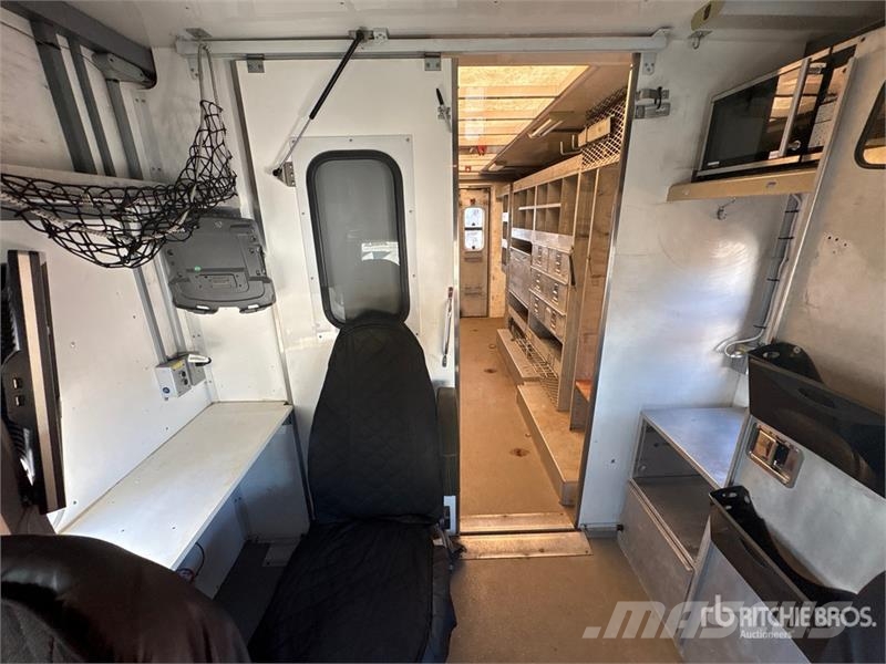 International 4300 SBA Flakbilar/Pickuper