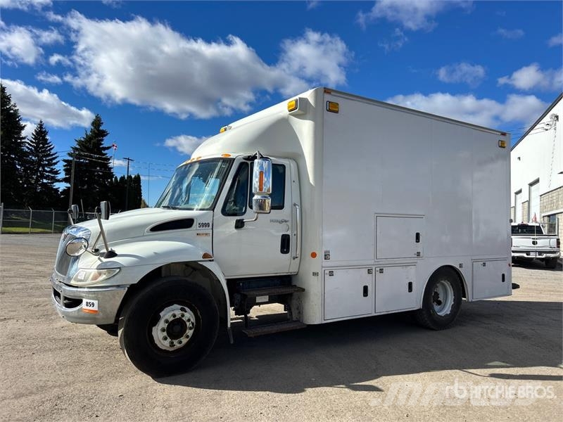 International 4300 SBA Vieglais kravas automobilis/izkraušana no sāniem