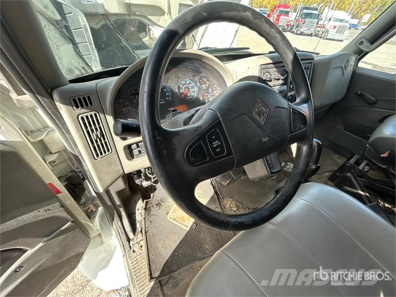 International 4300 SBA Vieglais kravas automobilis/izkraušana no sāniem