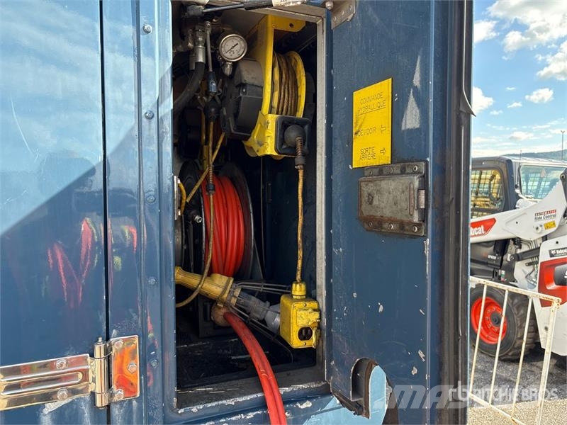 International 4300 SBA Flakbilar/Pickuper