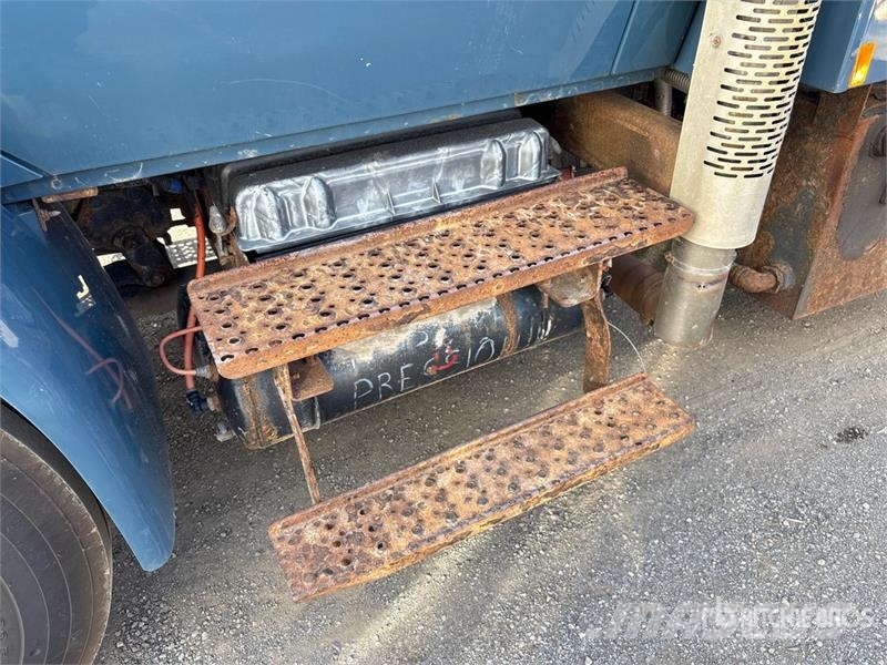 International 4300 SBA Flakbilar/Pickuper