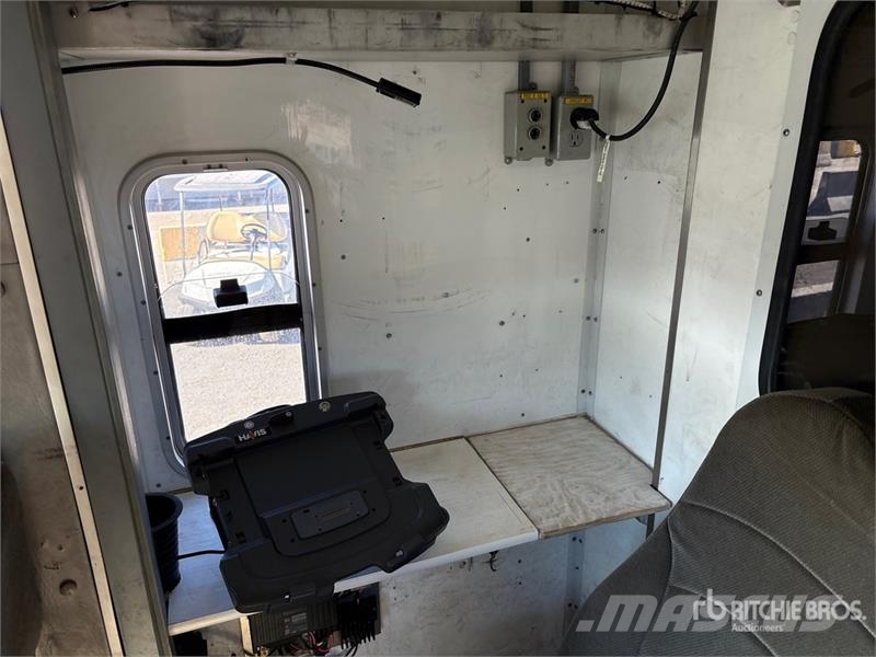 International 4300 SBA شاحنات خفيفة/مفصلية الجوانب
