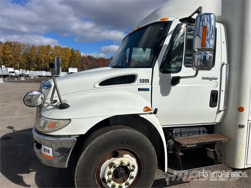 International 4300 SBA Vieglais kravas automobilis/izkraušana no sāniem