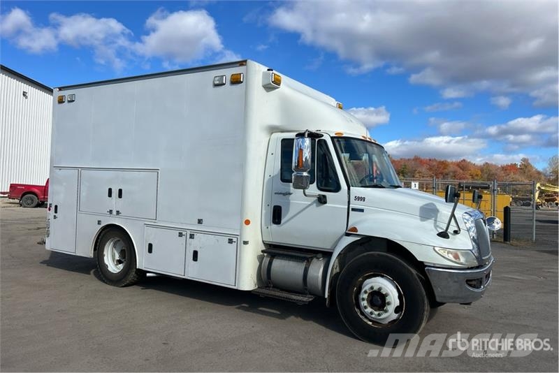 International 4300 SBA Vieglais kravas automobilis/izkraušana no sāniem