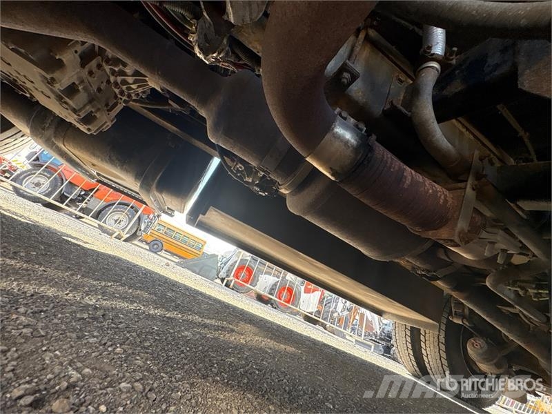 International 4300 SBA Flakbilar/Pickuper