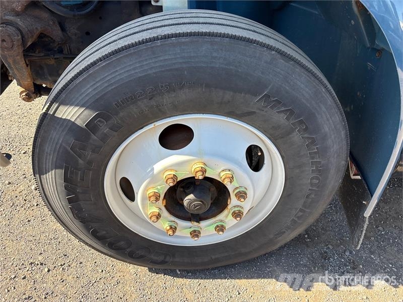 International 4300 SBA شاحنات خفيفة/مفصلية الجوانب