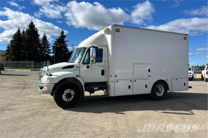 International 4300 SBA Vieglais kravas automobilis/izkraušana no sāniem