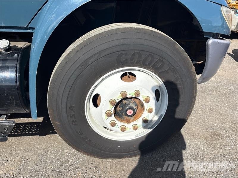 International 4300 SBA Flakbilar/Pickuper