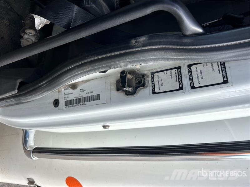 International 4300 SBA Vieglais kravas automobilis/izkraušana no sāniem