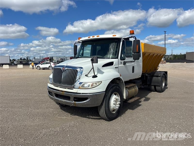 International 4300M7 SBA Durastar 4x2 Sleeper Spreader Truck Vehículos municipales multiusos