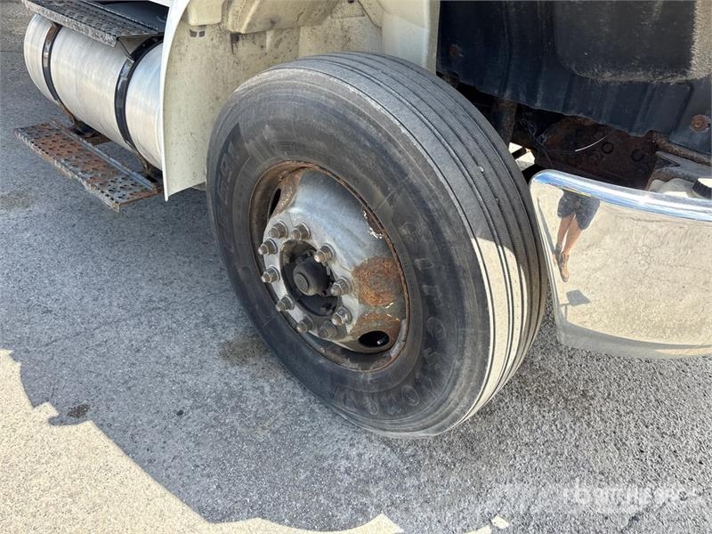 International 4300M7 SBA 4x2 Van Truck Box trucks