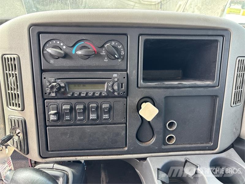 International 4300M7 SBA 4x2 Van Truck Box trucks