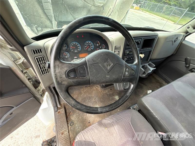 International 4300M7 SBA 4x2 Van Truck Box trucks