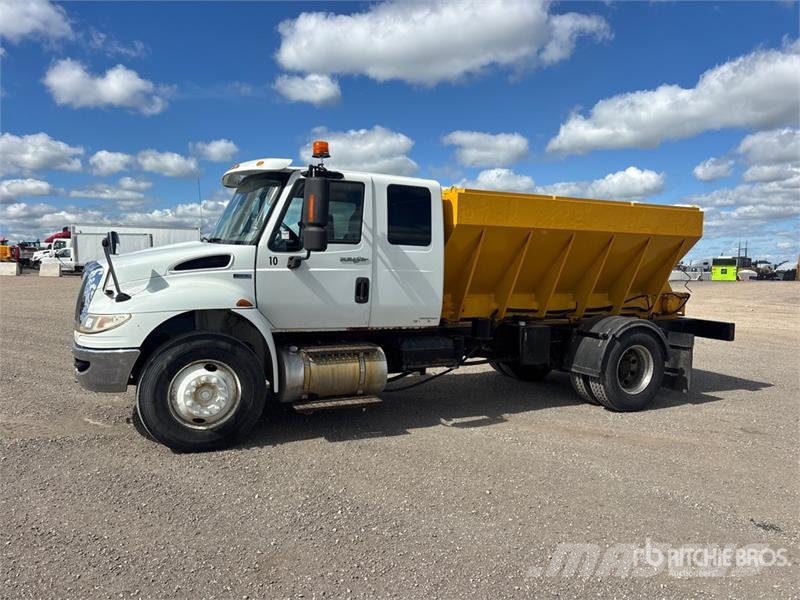 International 4300M7 SBA Durastar 4x2 Sleeper Spreader Truck Vehículos municipales multiusos