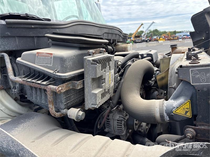 International 4300M7 SBA 4x2 Van Truck Box trucks