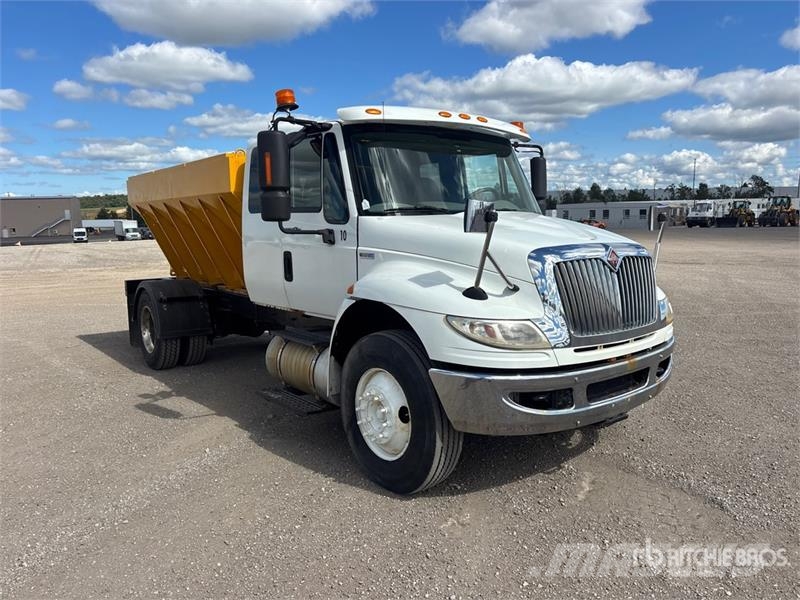 International 4300M7 SBA Durastar 4x2 Sleeper Spreader Truck Vehículos municipales multiusos