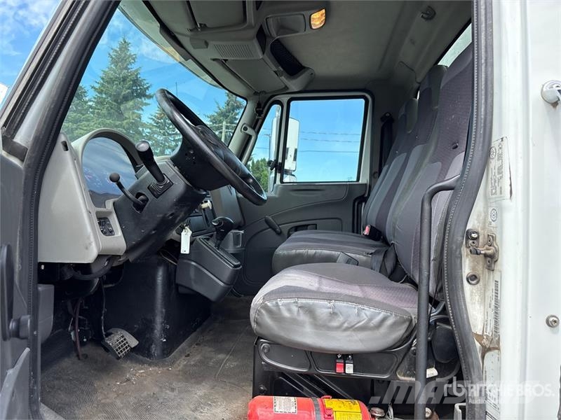 International 4300M7 SBA 4x2 Van Truck Box trucks