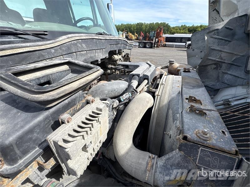 International 4300M7SBA Cabinas