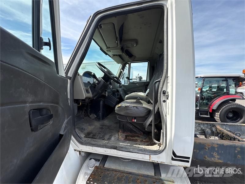 International 4300M7SBA Cabinas