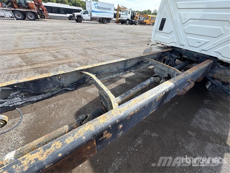 International 4300M7SBA Cabinas