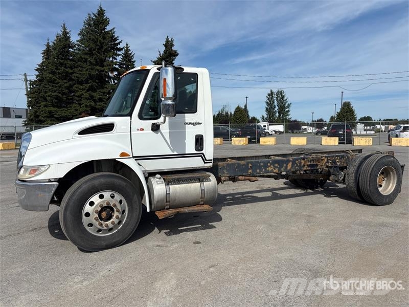 International 4300M7SBA Cabinas