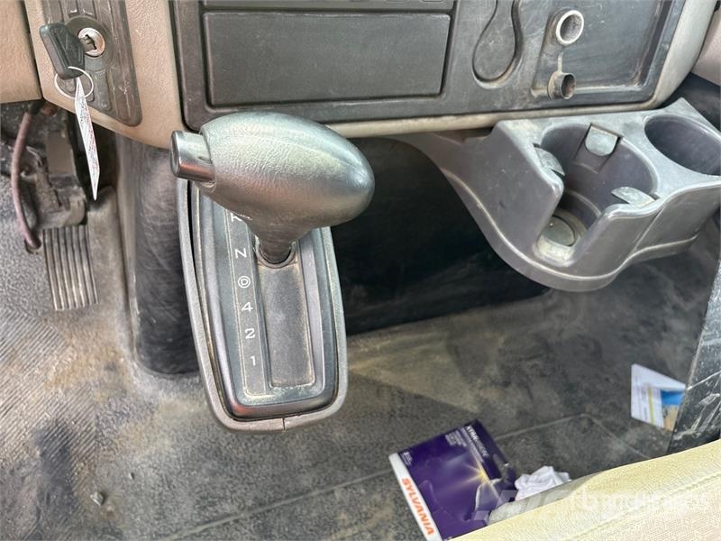 International 4300M7SBA Cabinas