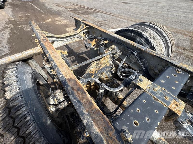 International 4300M7SBA Cabinas