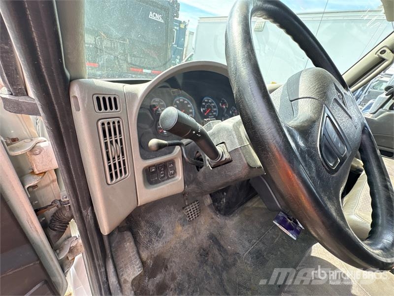 International 4300M7SBA Cabinas
