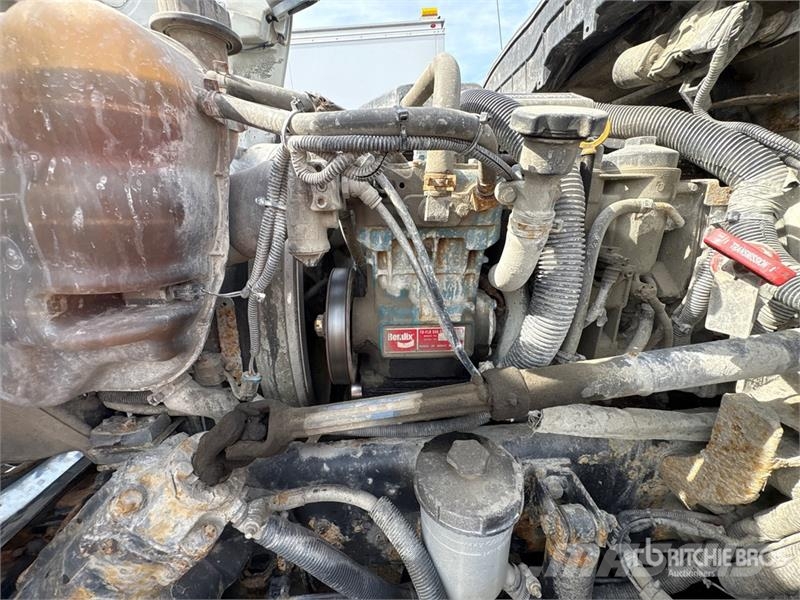 International 4300M7SBA Cabinas