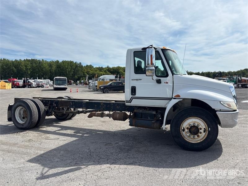 International 4300M7SBA Cabinas