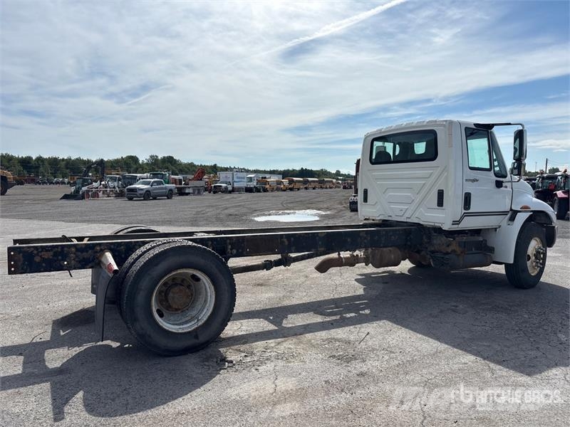 International 4300M7SBA Cabinas