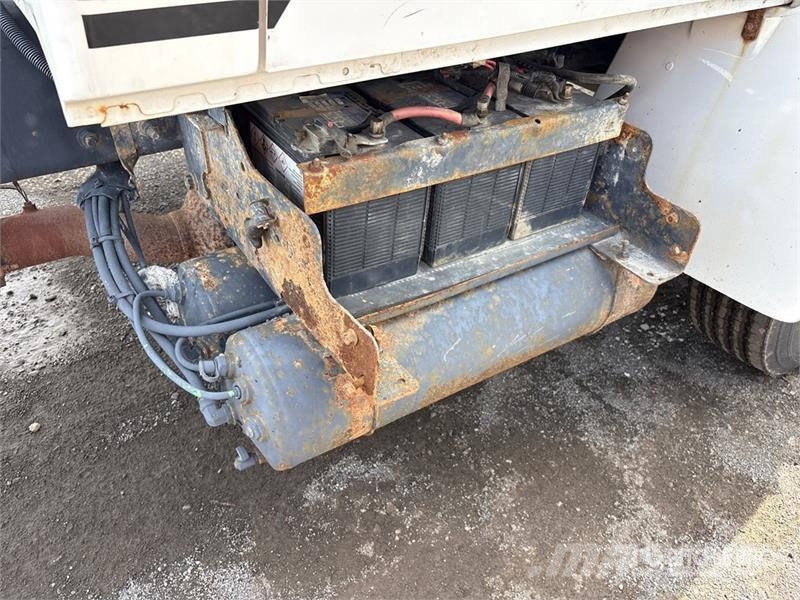 International 4300M7SBA Cabinas