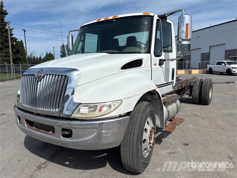 International 4300M7SBA Cabinas