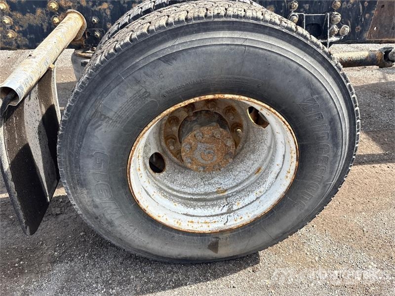 International 4300M7SBA Cabinas