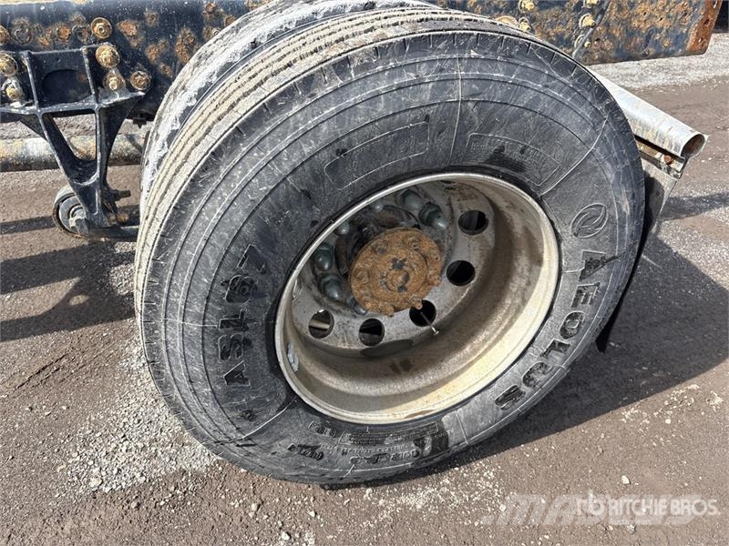 International 4300M7SBA Cabinas
