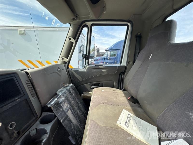 International 4300M7SBA Cabinas