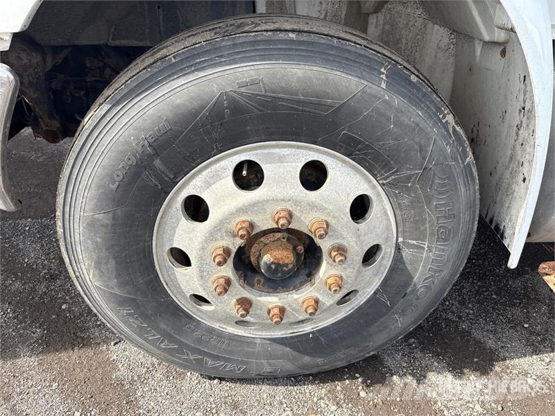 International 4300M7SBA Cabinas