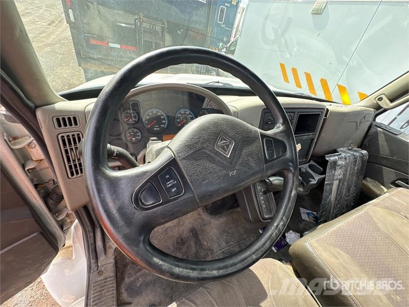 International 4300M7SBA Cabinas