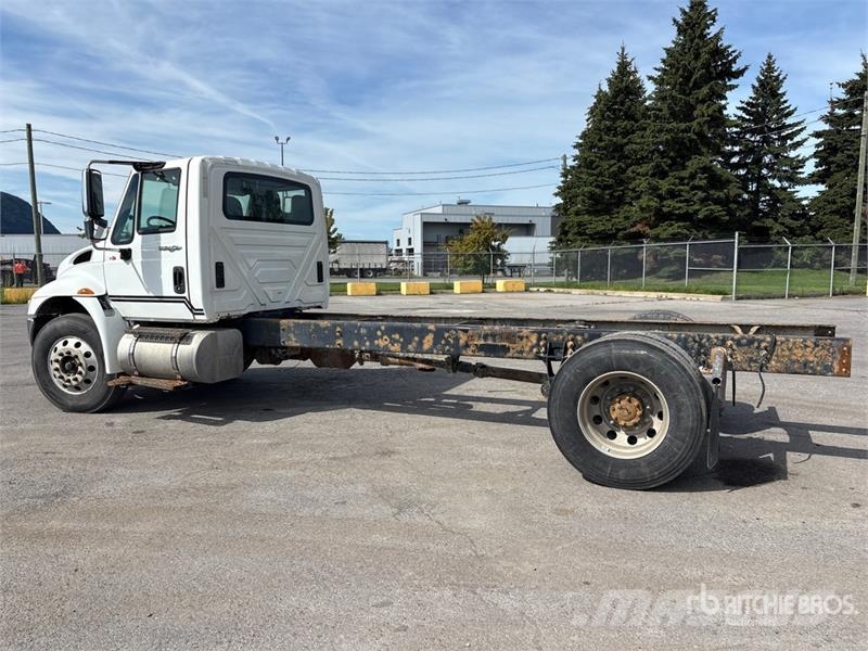 International 4300M7SBA Cabinas