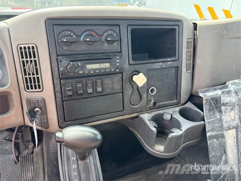 International 4300M7SBA Cabinas