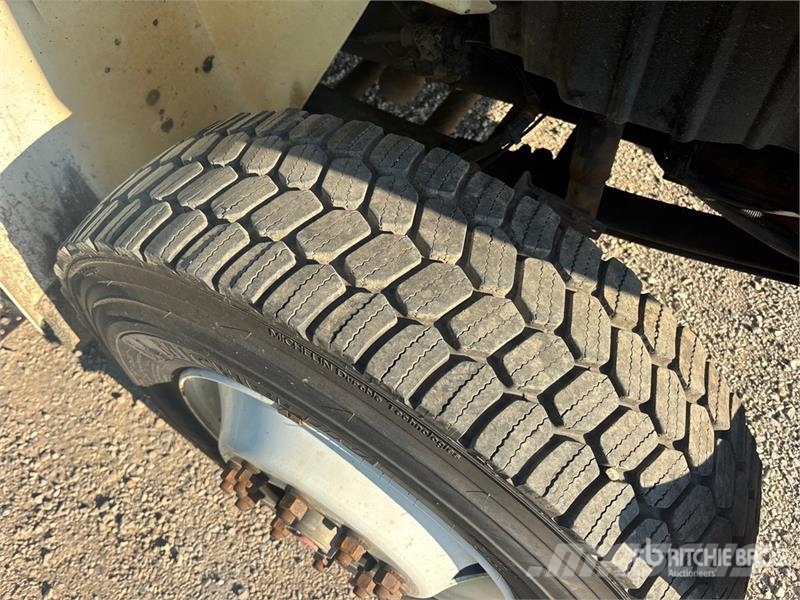 International 4400 Teherautóra szerelt emelők és állványok