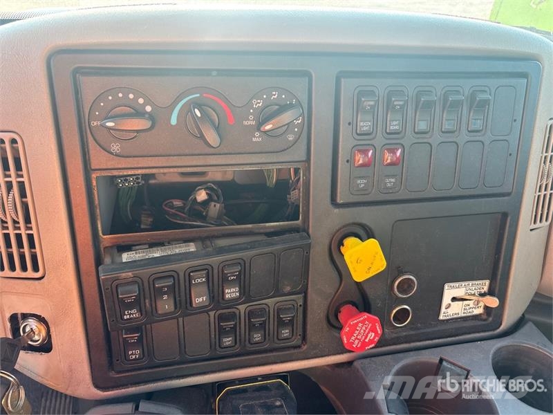 International 4400 Teherautóra szerelt emelők és állványok
