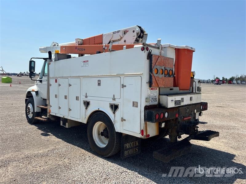 International 4400 Teherautóra szerelt emelők és állványok
