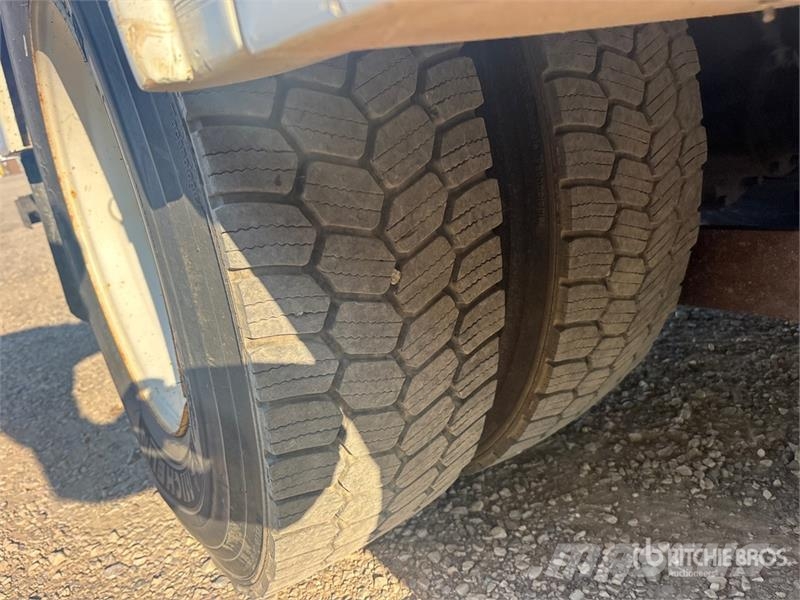 International 4400 Teherautóra szerelt emelők és állványok