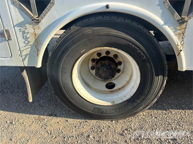 International 4400 Teherautóra szerelt emelők és állványok