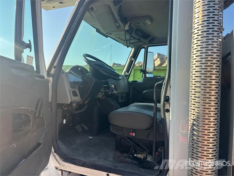 International 4400 Teherautóra szerelt emelők és állványok